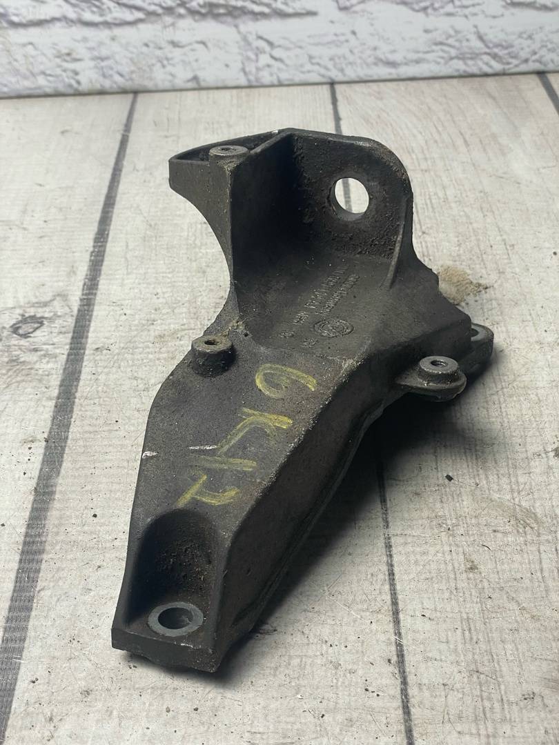 Audi A4 / B6 (2000-2004) для Кронштейн АКПП правый