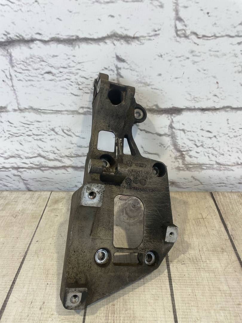 VW Passat B6 (2005-2010) для Кронштейн генератора