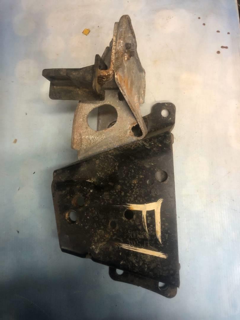 VW Touareg 1 (2002-2007) для Кронштейн спинки сидения