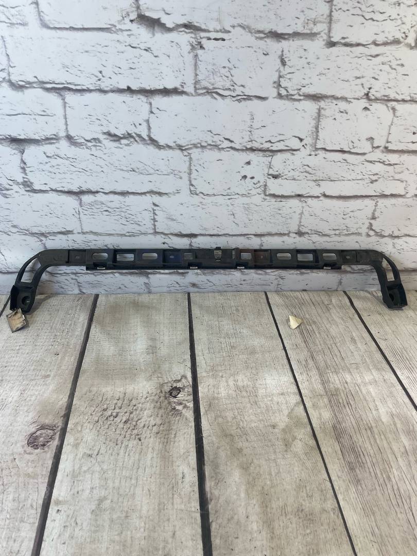 VW Passat B6 (2005-2010) для Направляющая бампера задняя центральная