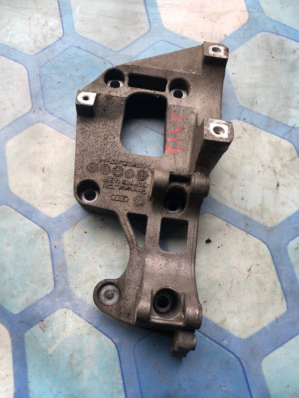 VW Passat B6 (2005-2010) для Кронштейн генератора