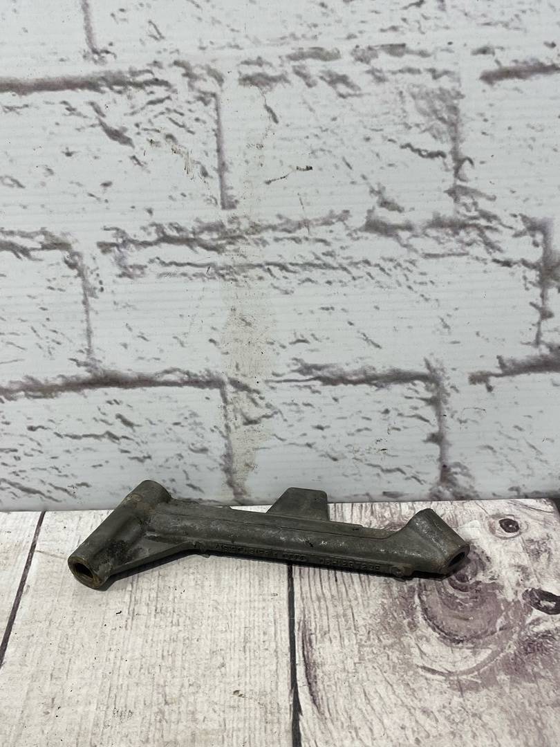 VW Passat B6 (2005-2010) для Кронштейн (сопут. товар)