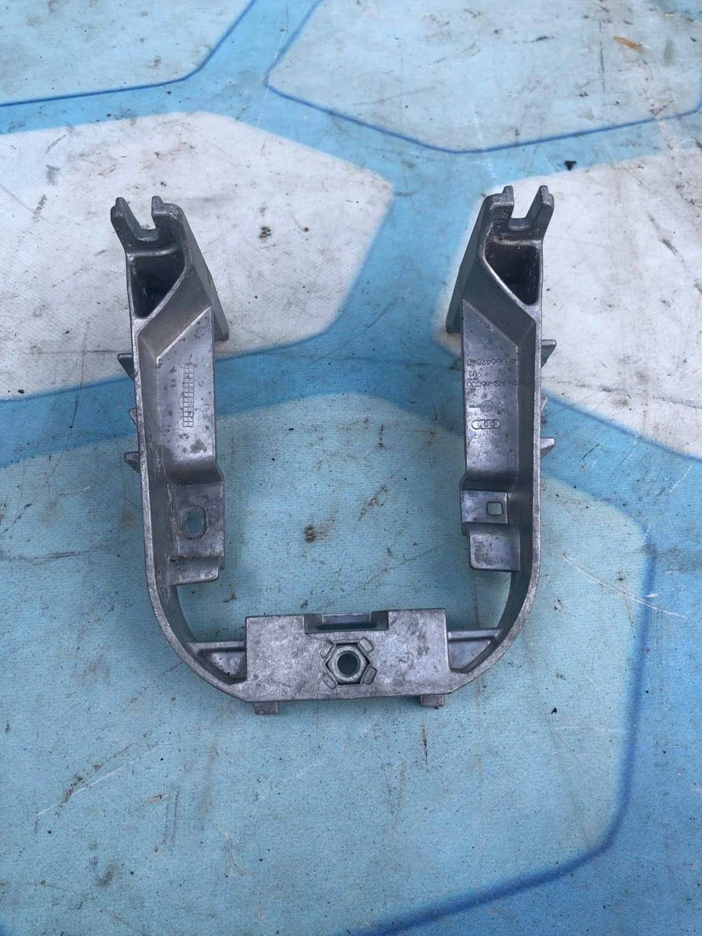 Audi A6 / C6 4F / Allroad quattro (2006-2012) для Кронштейн крепления подлокотника