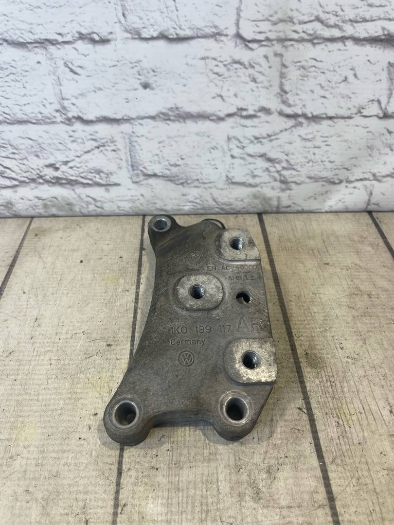 VW Jetta (2006-2011) для Кронштейн АКПП левый