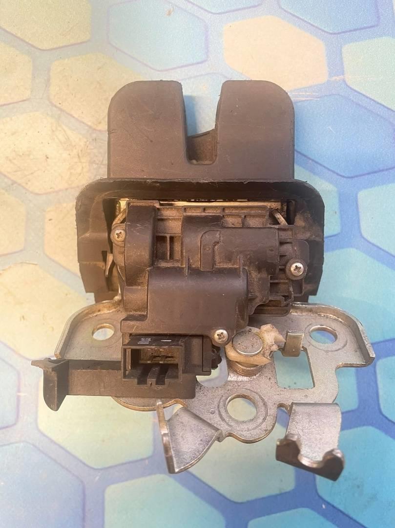 Audi Q5 / 8R (2008-2012) для Замок багажника защелка