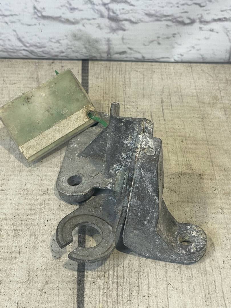 Audi A4 / B6 (2000-2004) для Кронштейн крепления троса кпп