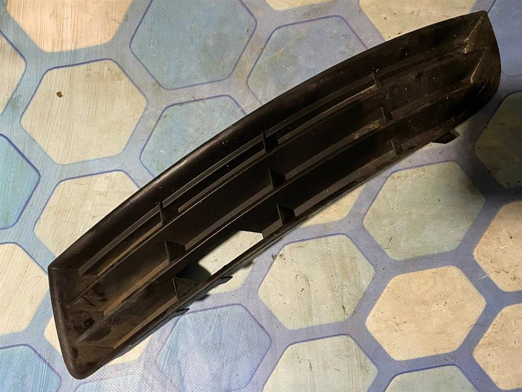 VW Passat B6 (2005-2010) для Решетка бампера левая