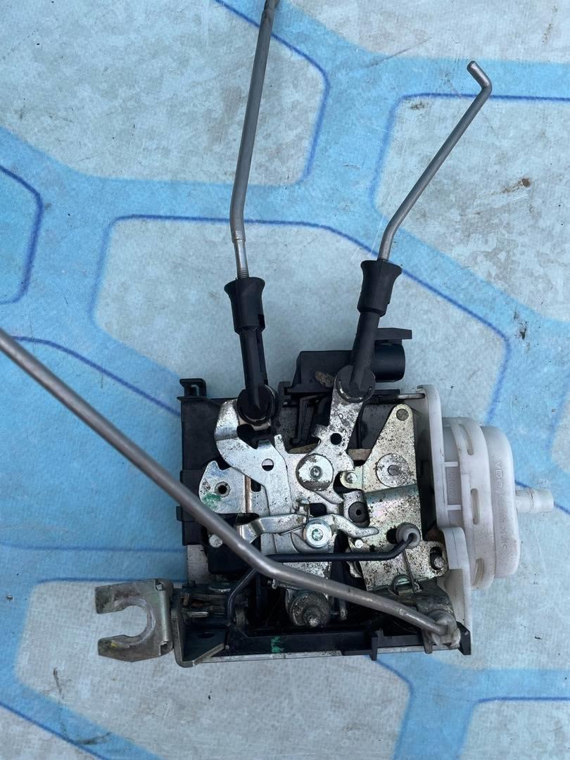 Audi A8 / D2 / 4D (1994-1998) для Замок двери передней правой