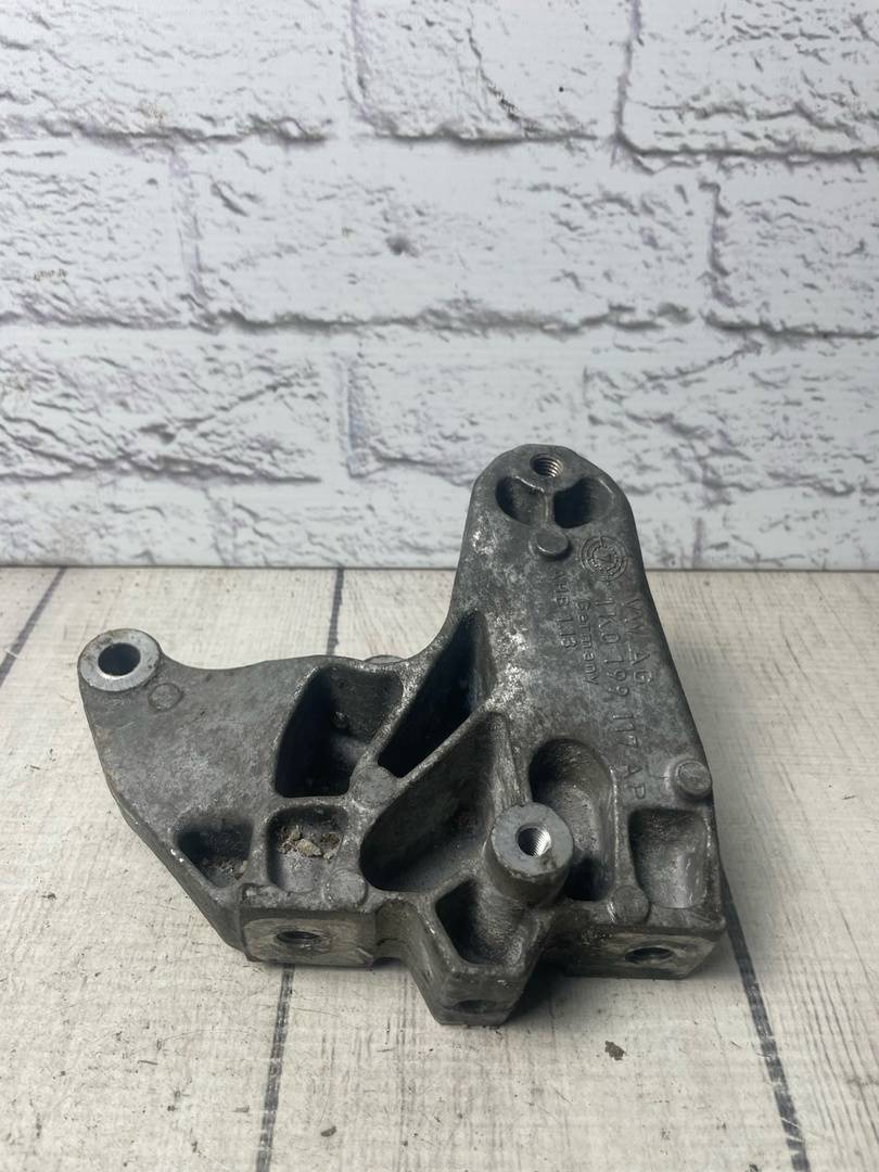 VW Passat B6 (2005-2010) для Кронштейн кпп