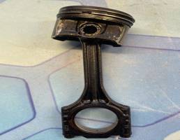 Поршень в сборе с шатуном для Audi A3 / 8P1 (2003-2013)  запчасти бу