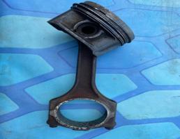 Поршень в сборе с шатуном для Audi A6 / C5 (1997-2004)  запчасти бу