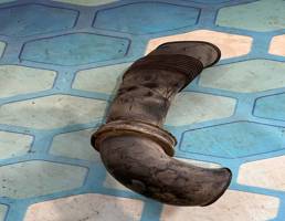 Патрубок воздушного фильтра для VW Touareg 1 (2002-2007)  запчасти бу