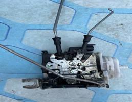 Замок двери передней правой для Audi A8 / D2 / 4D (1994-1998)  запчасти бу