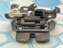 Замок багажника защелка для Audi Q5 / 8R (2008-2012)  запчасти бу